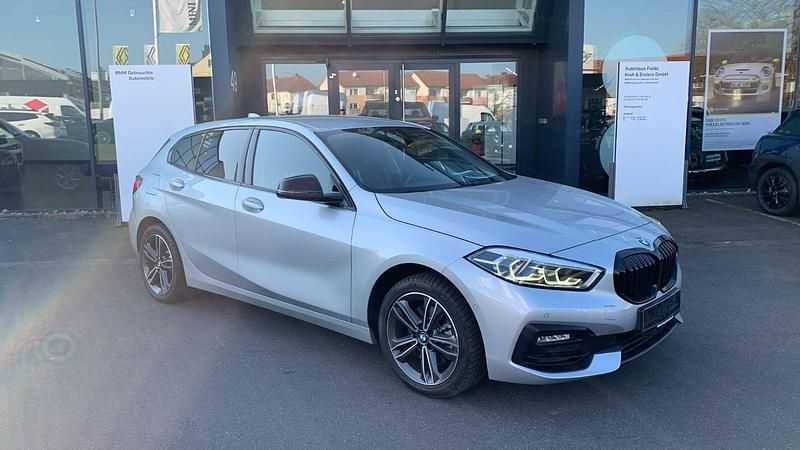 Silber Gebraucht 2020 BMW 118 Sport Line Kleinwagen | 19.000 € (Fairer Preis) - Bild 1/4
