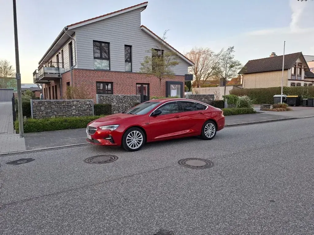 Używany Opel Insignia Elegance 174 KM (127 kW) 2021 Czerwony Sedan/Limuzyna
