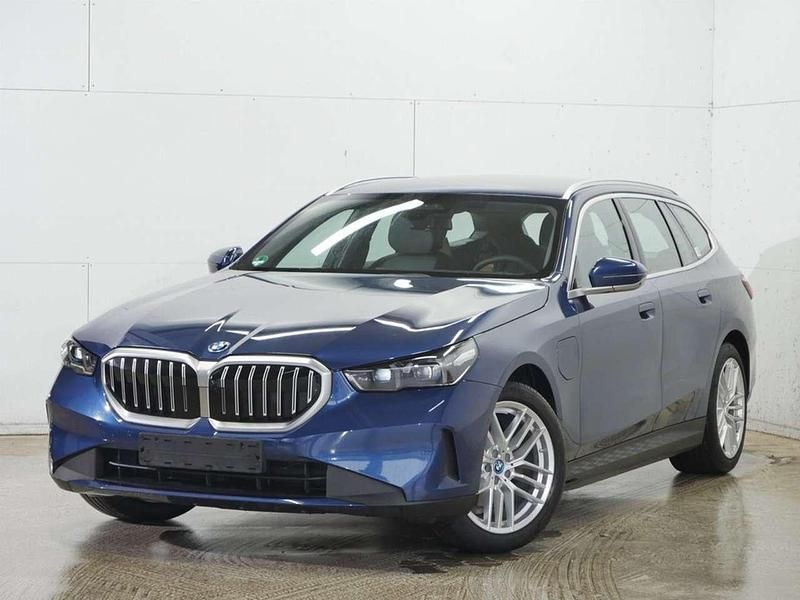 Gebraucht BMW 530e 299 PS (219 kW) 2024 Phytonicblau metallic Kombi