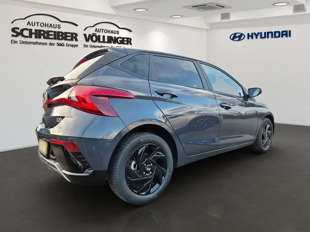 Neu Hyundai i20 Blackline 101 PS (74 kW) 2026 Grau Limousine