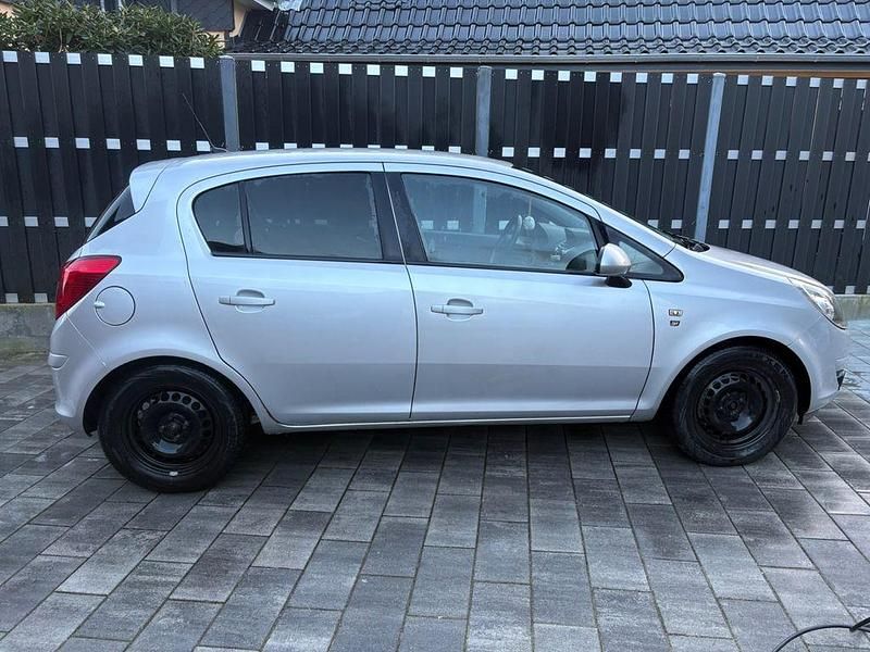 Używany Opel Corsa Selection 87 KM (63 kW) 2010 Szary Hatchback