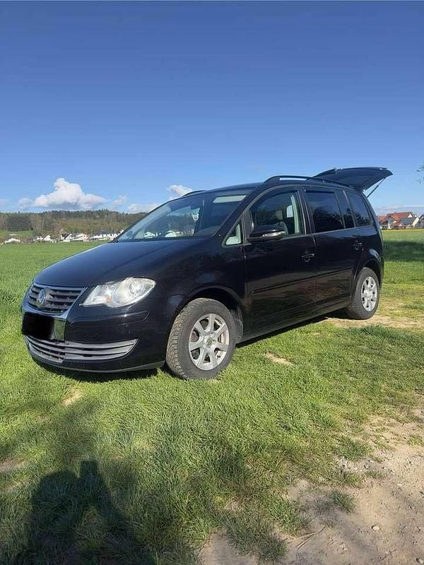 Schwarz Gebraucht 2010 VW Touran Trendline Van / Kleinbus | 7.200 € (Etwas zu teuer) - Bild 1/4