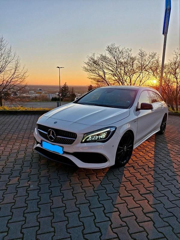 Weiß Gebraucht 2018 Mercedes CLA200 AMG Kombi | 20.900 € (Fairer Preis) - Bild 1/4