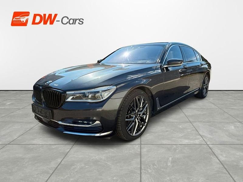 Grau Gebraucht 2015 BMW 750L Executive Limousine | 32.990 € (Teuer) - Bild 1/4
