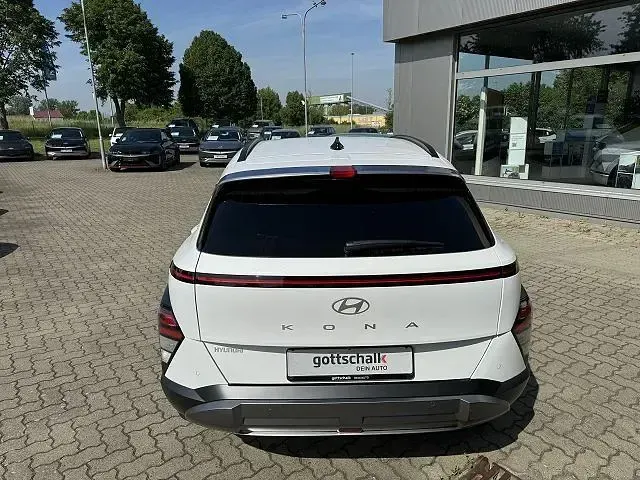 Gebraucht Hyundai Kona Trend 120 PS (88 kW) 2024 Serenity white / mic (weiss) SUV