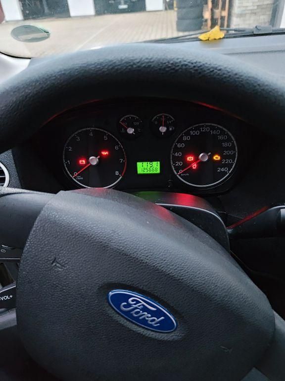 Silber Gebraucht 2005 Ford Focus Ambiente Limousine | 1.500 € (Guter Preis) - Bild 1/4