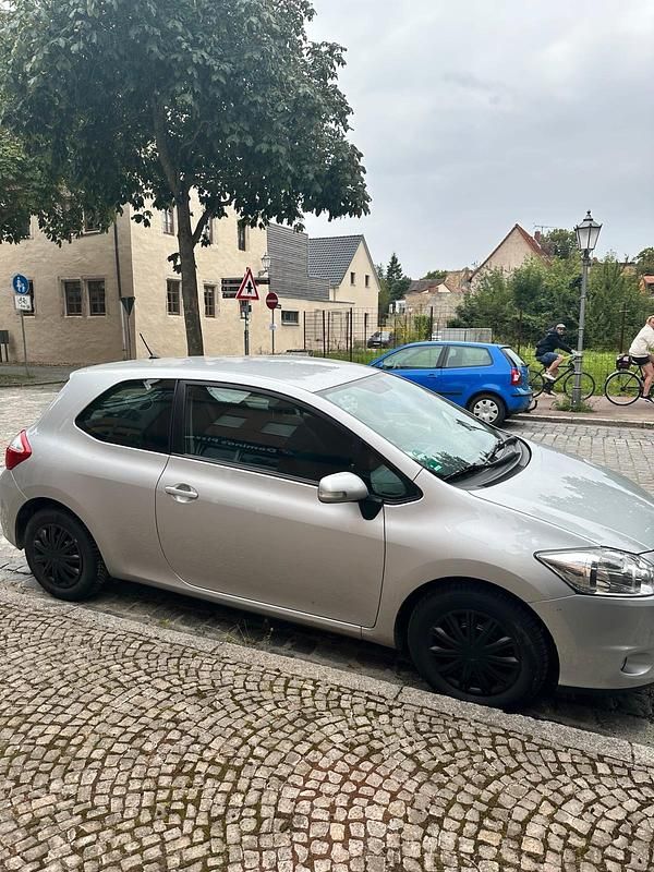 Grau Gebraucht 2011 Toyota Auris Kleinwagen | 5.500 € (Fairer Preis) - Bild 1/4