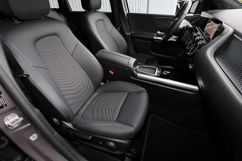 Gebraucht Mercedes B180 Progressive 136 PS (100 kW) 2024 Metalliclack mountaingrau Van / Kleinbus