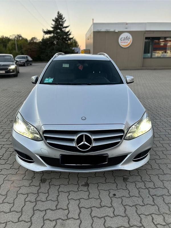 Silber Gebraucht 2013 Mercedes E200 Avantgarde Kombi | 8.500 € (Fairer Preis) - Bild 1/4