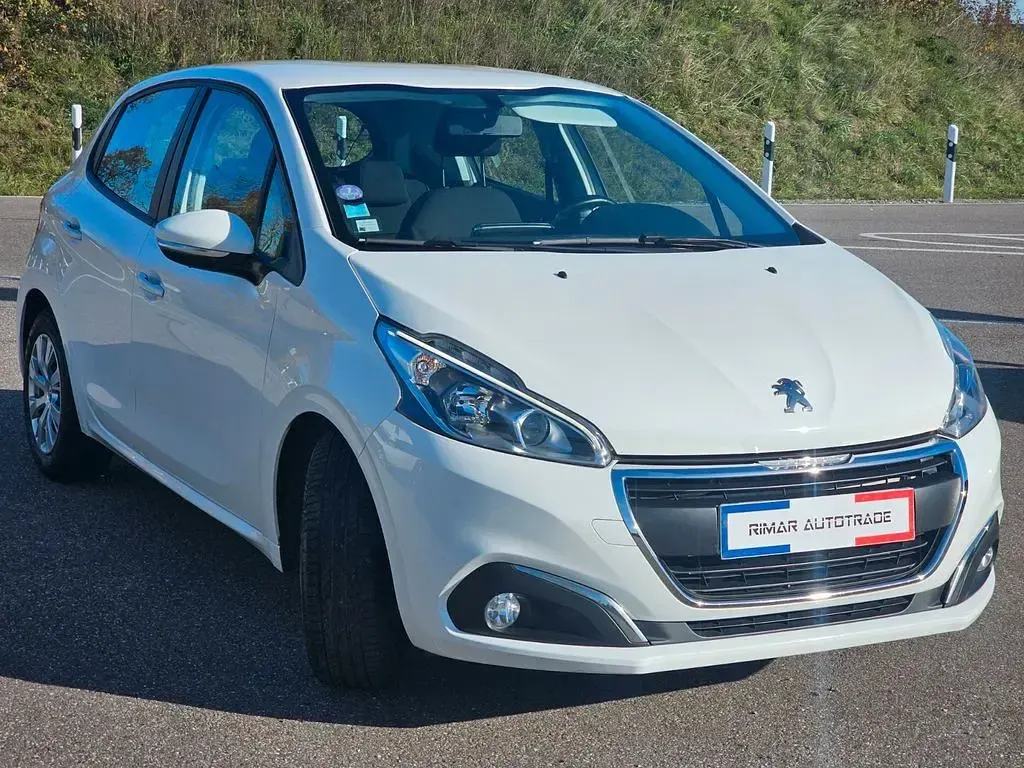 Gebraucht Peugeot 208 Active 110 PS (80 kW) 2019 Weiß Kleinwagen