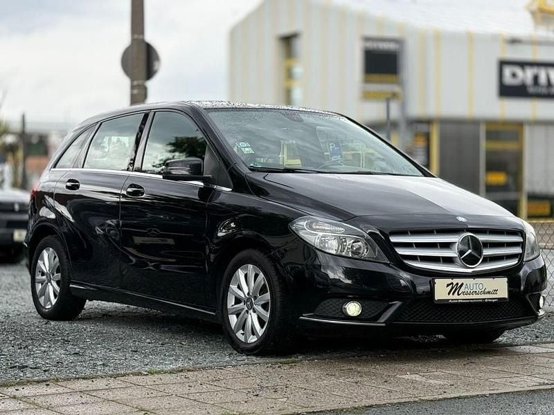 Kosmosschwarz Gebraucht 2014 Mercedes B200 Van / Kleinbus | 8.940 € (Guter Preis) - Bild 1/4