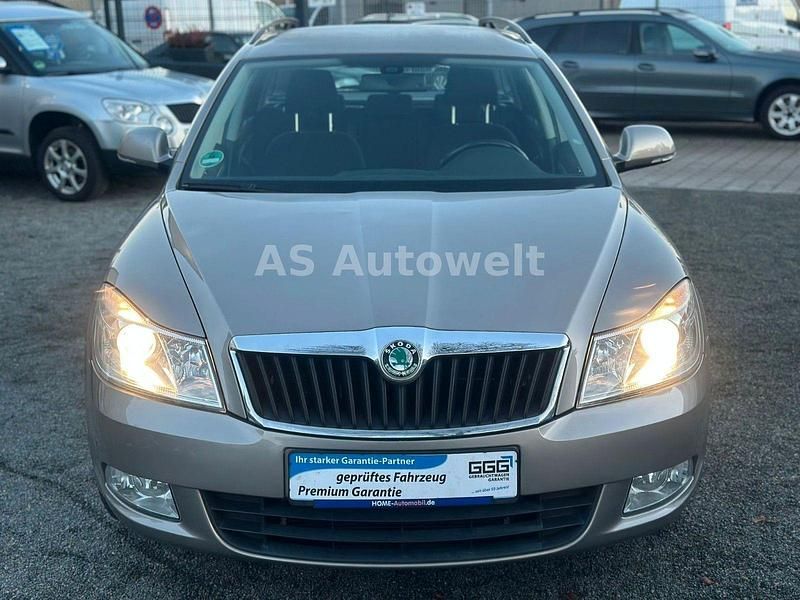 Gebraucht Skoda Octavia Ambiente 160 PS (117 kW) 2011 Grau Kombi