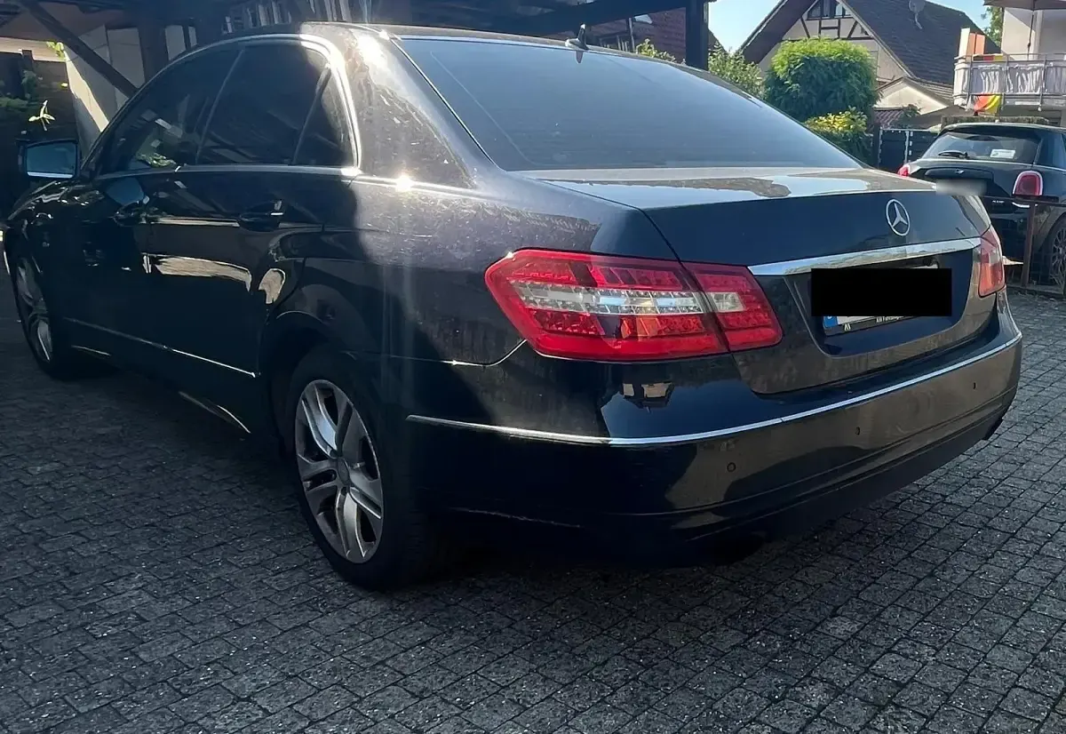 Gebraucht Mercedes E300 204 PS (150 kW) 2010 Blau Limousine