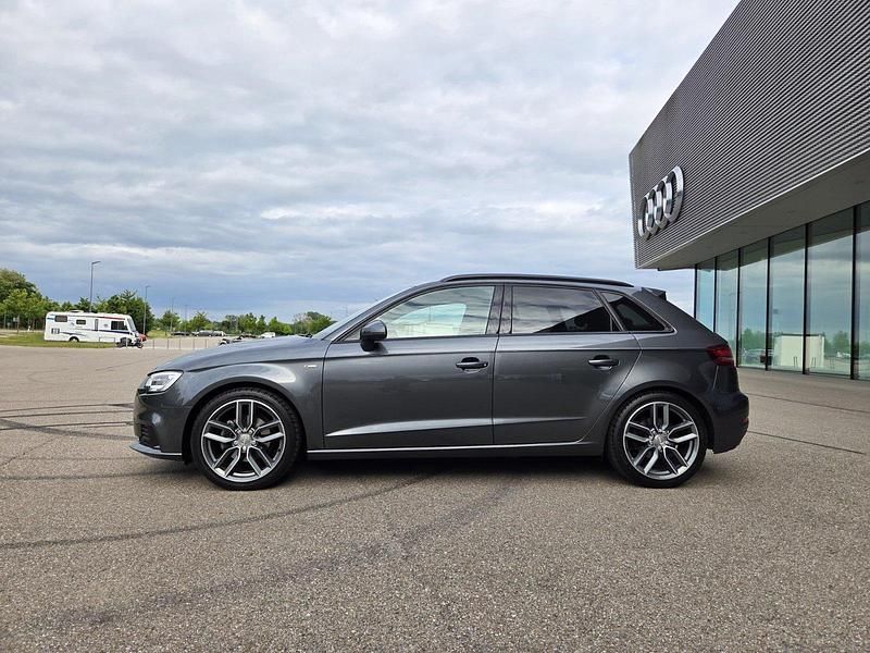 Grau Gebraucht 2019 Audi A3 Sportback S-Line Limousine | 20.700 € (Etwas zu teuer) - Bild 1/4