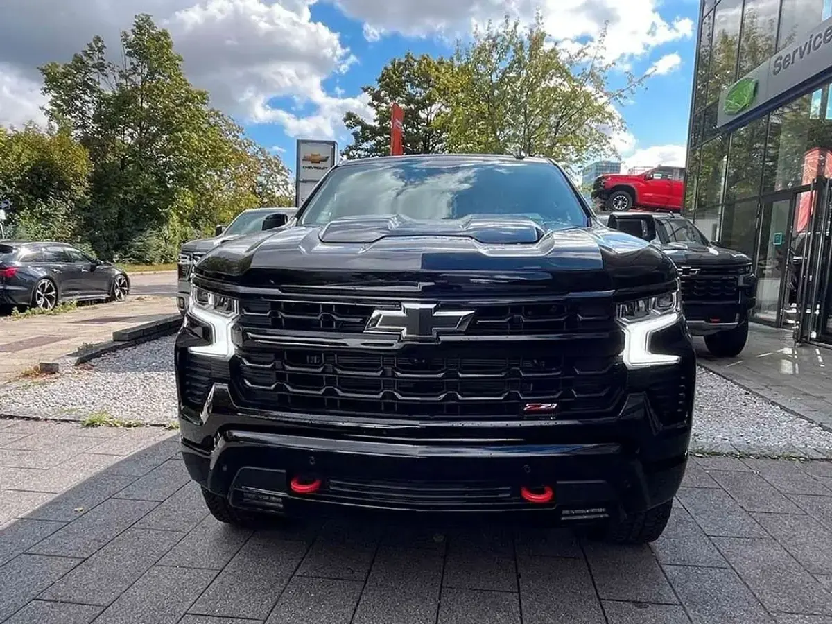 Neu Chevrolet Silverado 426 PS (313 kW) 2025 Schwarz SUV