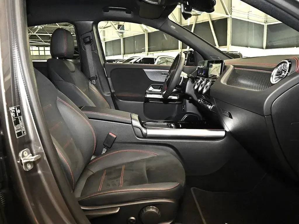 Gebraucht Mercedes EQA300 AMG 167 kW (228 PS) 2025 Grau / mountaingrau (metallic) SUV