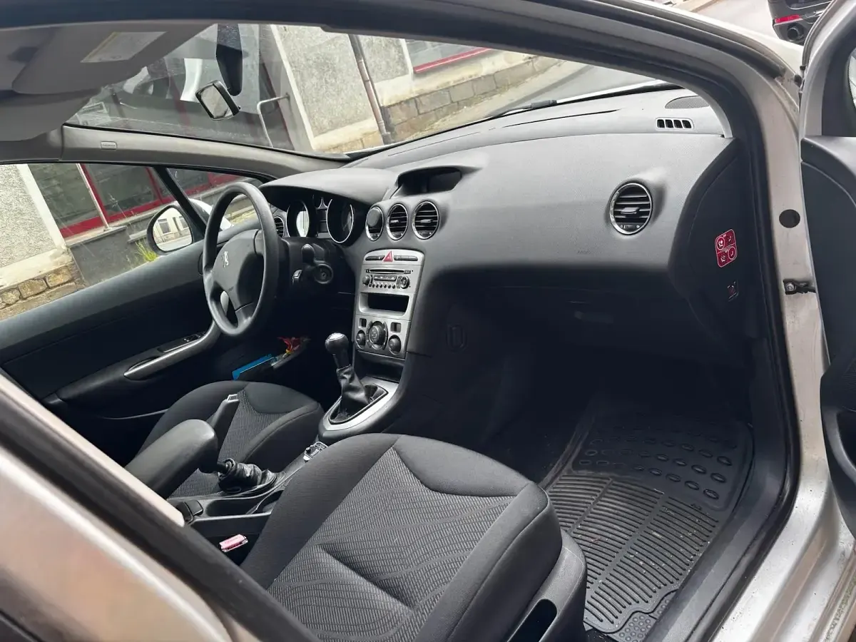 Gebraucht Peugeot 308 120 PS (88 kW) 2008 Silber Kleinwagen