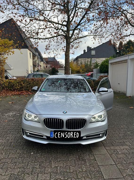 Silber Gebraucht 2013 BMW 730 Performance Limousine | 15.700 € (Fairer Preis) - Bild 1/4