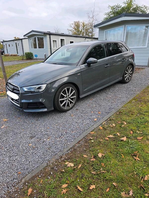 Grau Gebraucht 2018 Audi A3 Sportback S-Line Kleinwagen | 18.500 € (Fairer Preis) - Bild 1/4