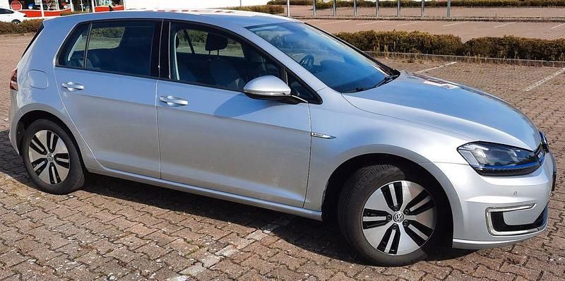 Silber Gebraucht 2015 VW e-Golf Kleinwagen | 8.999 € (Fairer Preis) - Bild 1/4