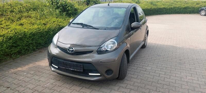 Braun Gebraucht 2014 Toyota Aygo Kleinwagen | 4.200 € (Superpreis) - Bild 1/4