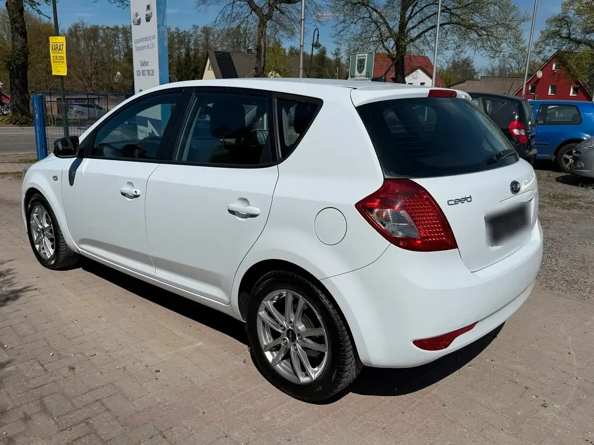 Używany Kia Ceed 105 KM (77 kW) 2012 Biały Hatchback