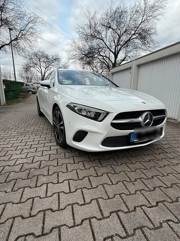 Gebraucht Mercedes A180 136 PS (100 kW) 2019 Weiß Limousine