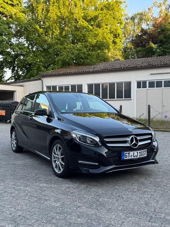Schwarz Gebraucht 2018 Mercedes B180 Edition Van / Kleinbus | 17.300 € (Guter Preis) - Bild 1/4