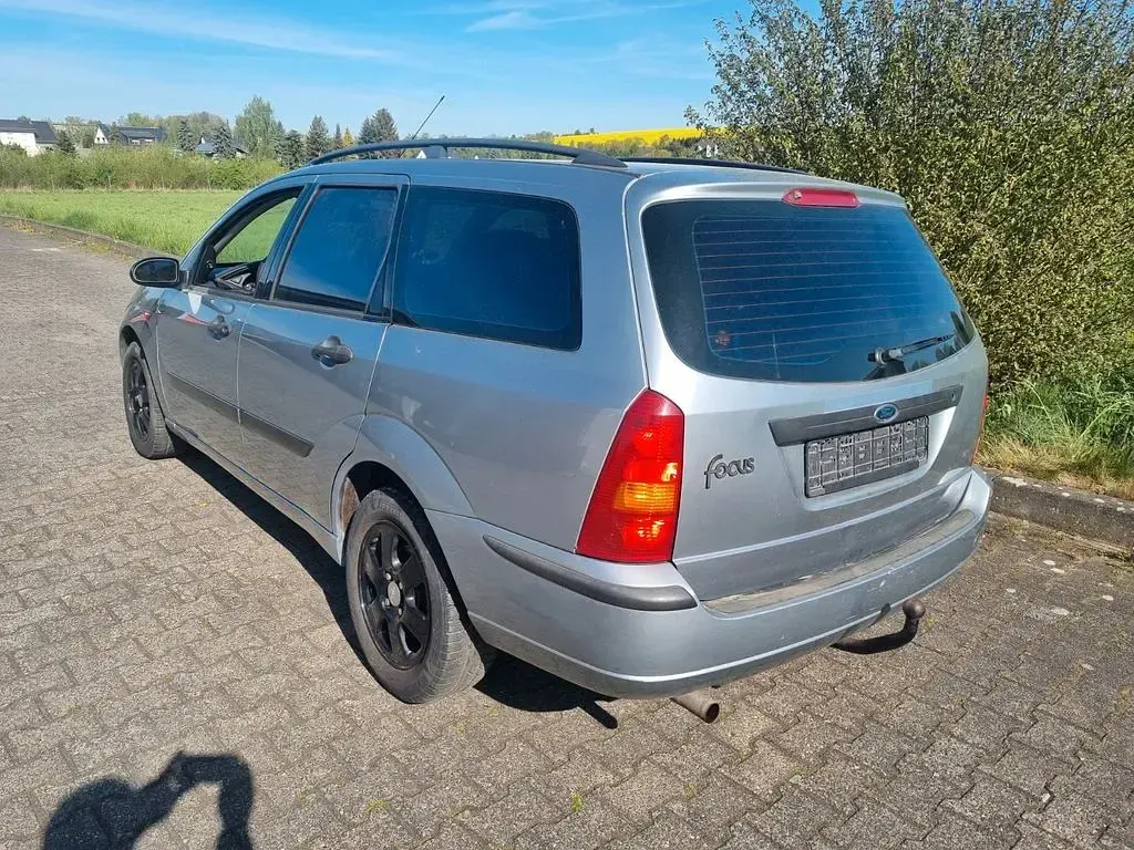 Używany Ford Focus 101 KM (74 kW) 2004 Szary Sedan/Limuzyna
