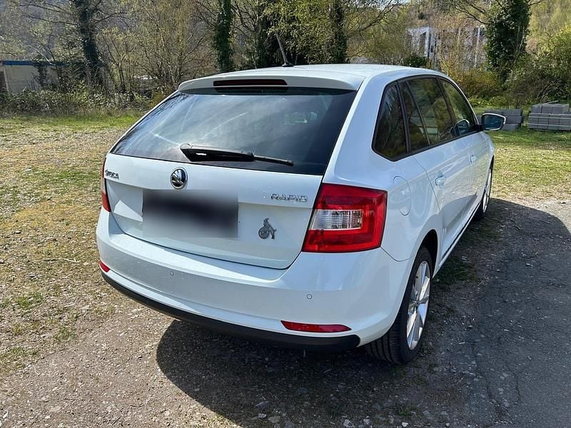 Gebraucht Skoda Rapid Joy 116 PS (85 kW) 2016 Weiß Kleinwagen