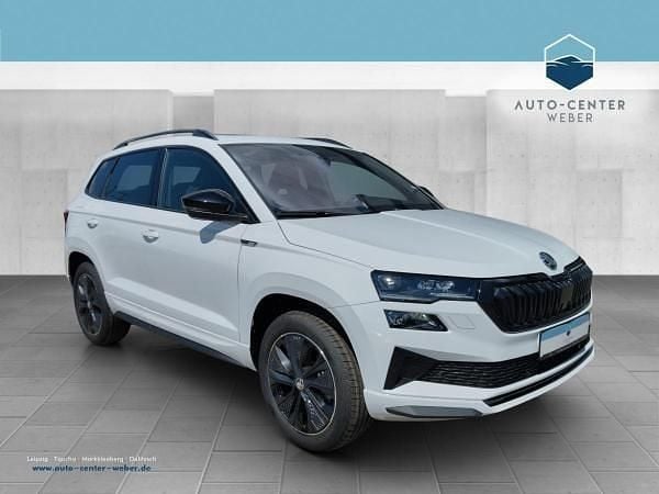 Grau (stahl grau) Neu 2025 Skoda Karoq SportLine SUV | 35.149 € (Superpreis) - Bild 1/3