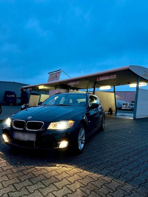 Schwarz Gebraucht 2012 BMW 320 Kombi | 5.900 € (Guter Preis) - Bild 1/4