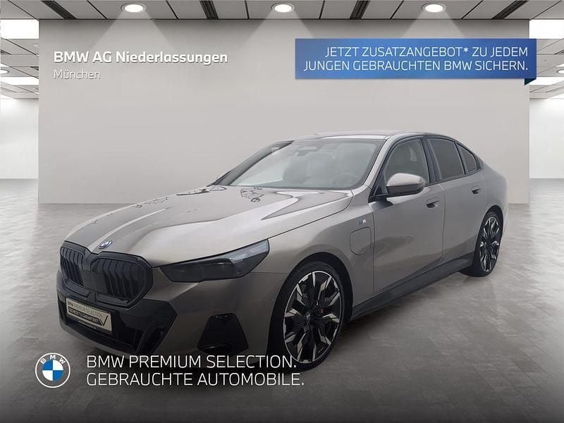 Grau Gebraucht 2024 BMW 550e Comfort Edition Limousine | 78.995 € (Fairer Preis) - Bild 1/2