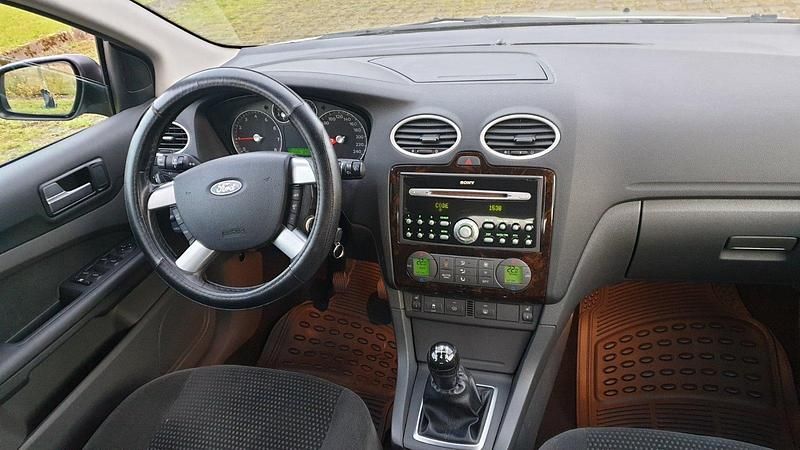 Gebraucht Ford Focus Ghia 100 PS (73 kW) 2006 Silber Kombi