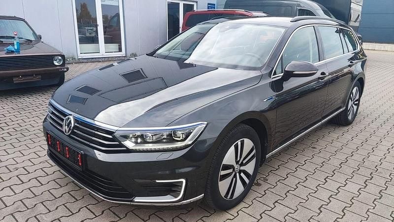 Grau Gebraucht 2018 VW Passat GTE Kombi | 16.499 € (Fairer Preis) - Bild 1/4