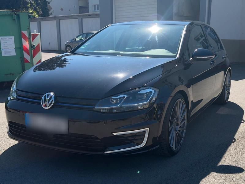 Second-hand VW e-Golf 100 kW (136 CP) 2020 Negru Hatchback