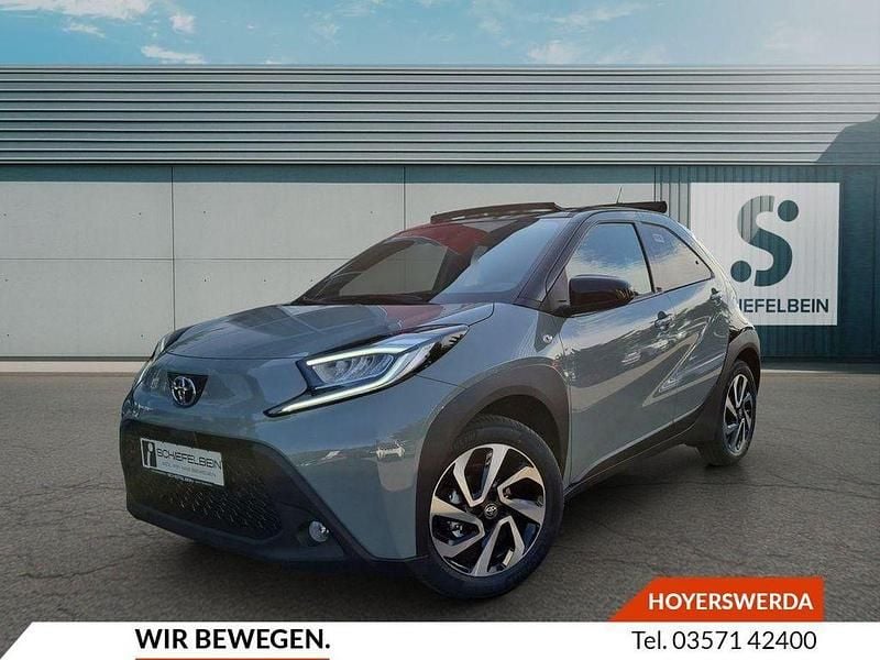 Grün Neu 2025 Toyota Aygo Kleinwagen | 19.980 € - Bild 1/4