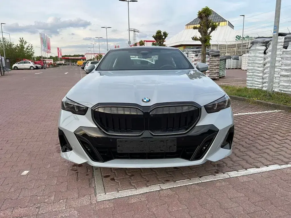 Gebraucht BMW 520 M Sport 208 PS (152 kW) 2025 Grau Limousine