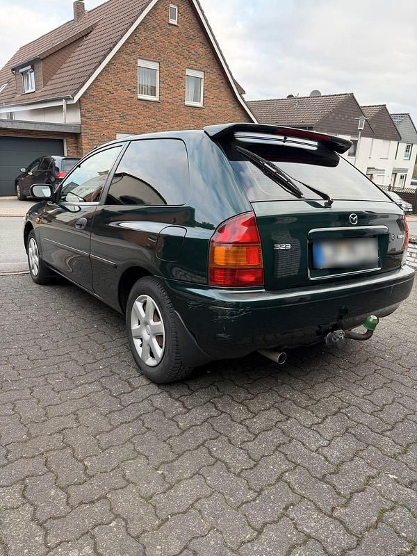 Gebraucht Mazda 323 88 PS (64 kW) 1999 Grün Kleinwagen