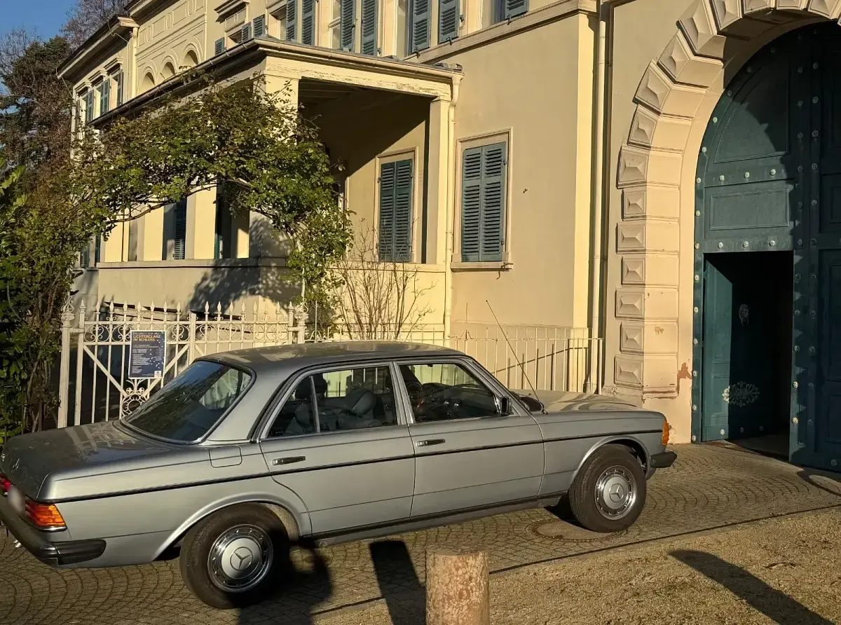 Gebraucht Mercedes 250 140 PS (102 kW) 1983 Blau Limousine