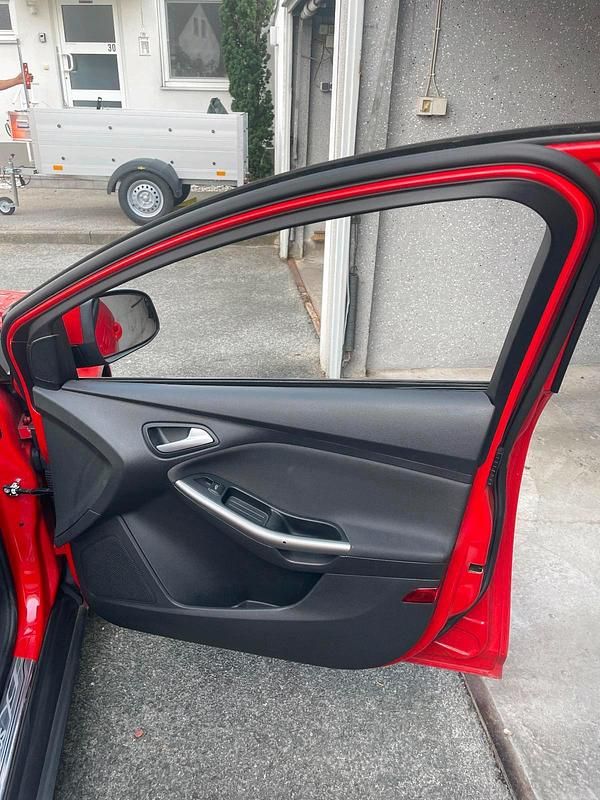 Gebraucht Ford Focus 115 PS (84 kW) 2014 Rot Limousine