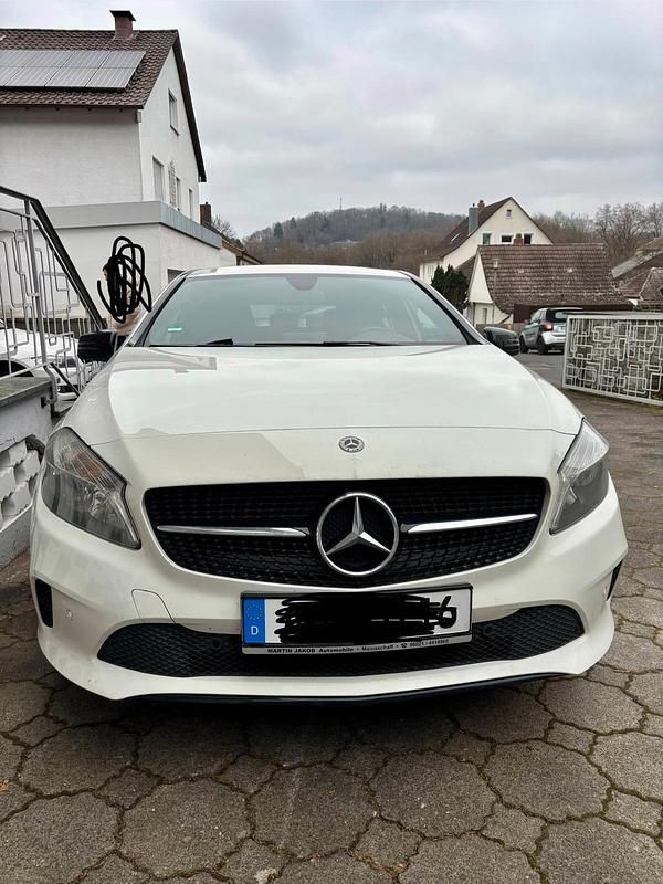 Weiß Gebraucht 2017 Mercedes A180 Limousine | 14.000 € (Fairer Preis) - Bild 1/4