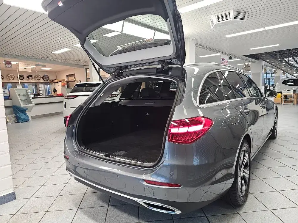 Gebraucht Mercedes C220 200 PS (147 kW) 2023 Graumet. Kombi