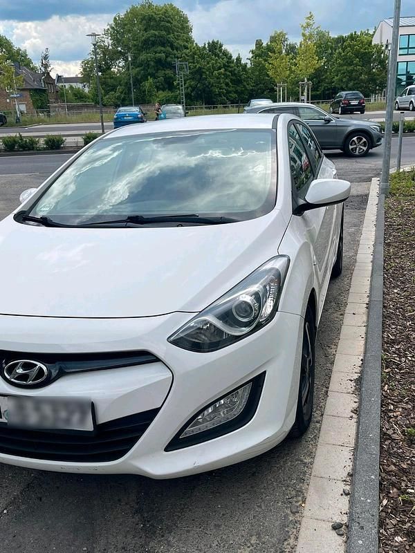 Weiß Gebraucht 2013 Hyundai i30 Limousine | 5.200 € (Fairer Preis) - Bild 1/4