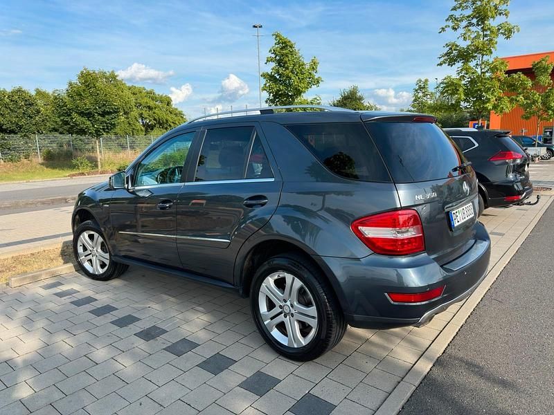 Grau Gebraucht 2011 Mercedes ML350 SUV | 11.800 € (Fairer Preis) - Bild 1/4