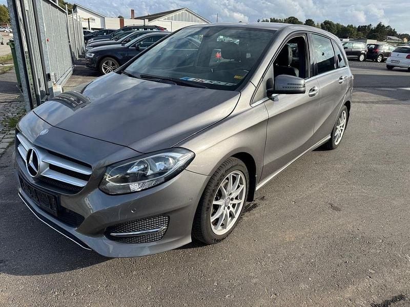 Grau Gebraucht 2015 Mercedes B180 Van / Kleinbus | 7.800 € (Guter Preis) - Bild 1/4