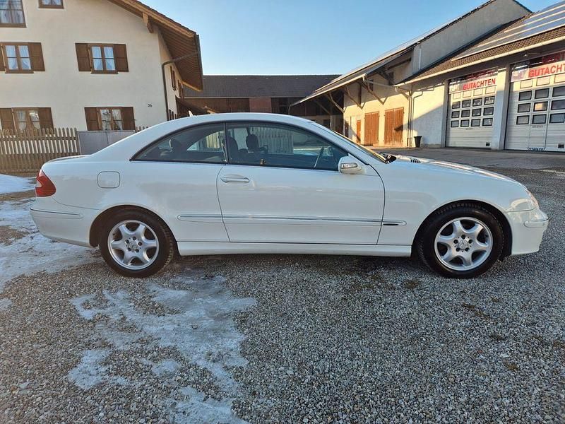 Gebraucht Mercedes CLK200 Elegance 184 PS (135 kW) 2008 Calcitweiss  unilack Coupé