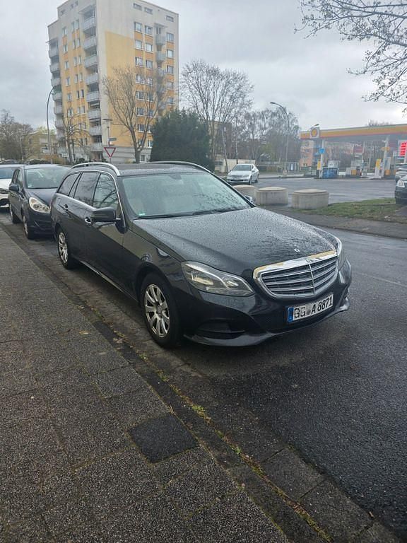 Gebraucht Mercedes E220 Edition 170 PS (125 kW) 2014 Schwarz Limousine