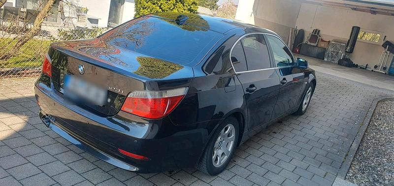 Second-hand BMW 523 177 CP (130 kW) 2006 Negru Berlinǎ