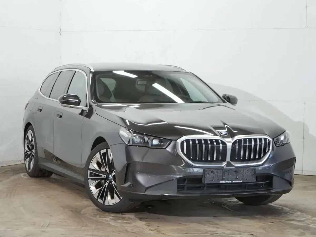 Gebraucht BMW 540 303 PS (222 kW) 2024 Sophistograu brillanteffekt Kombi